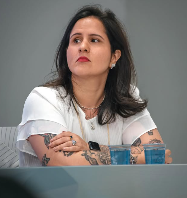 A deFEMder Veruska Schmidt, advogada trabalhista especialista na defesa de trabalhadoras vítimas de assédio moral/sexual na Bahia